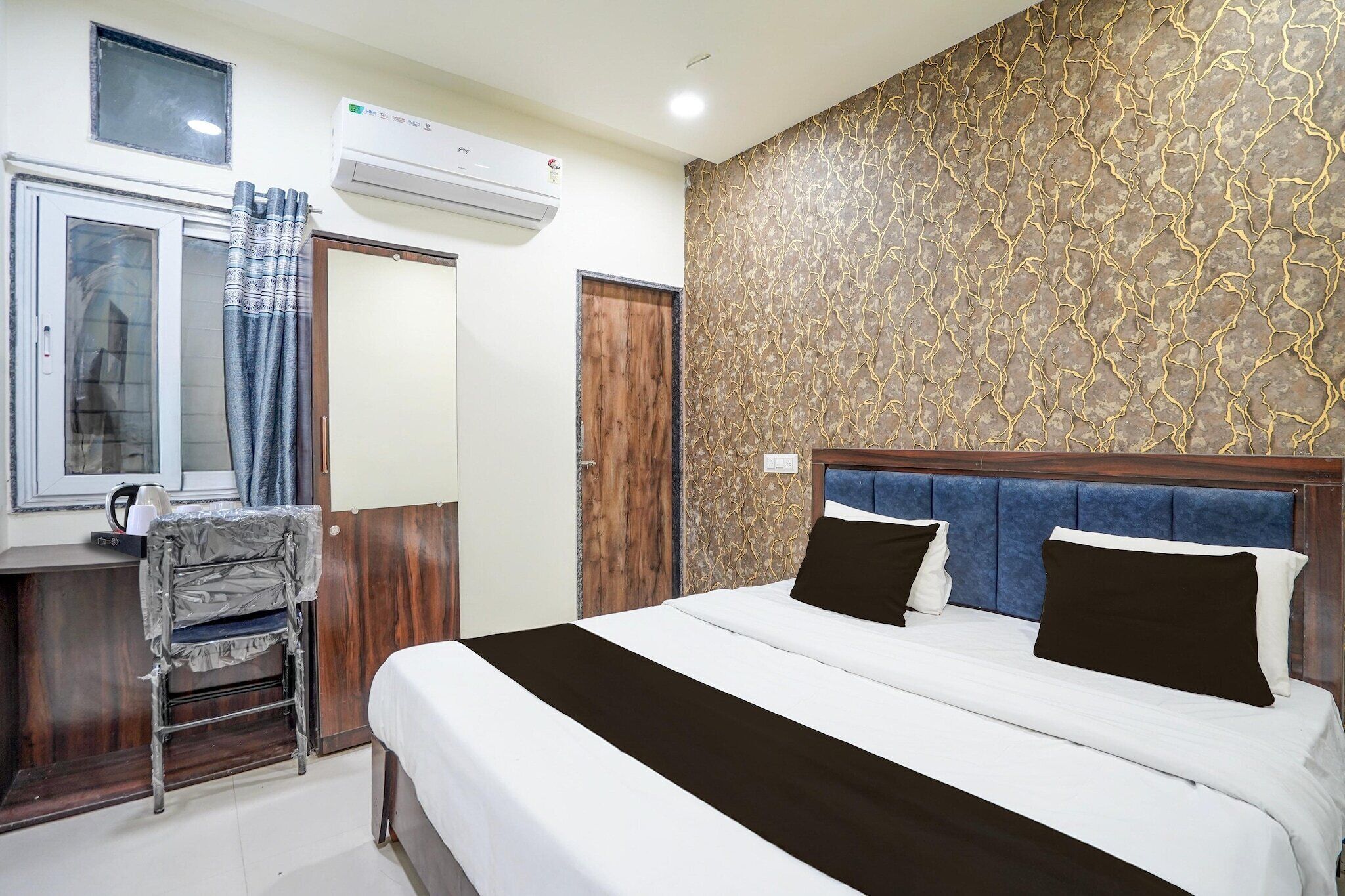 1 bedroom, desk, bed sheets