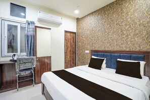 1 habitación, escritorio y ropa de cama 