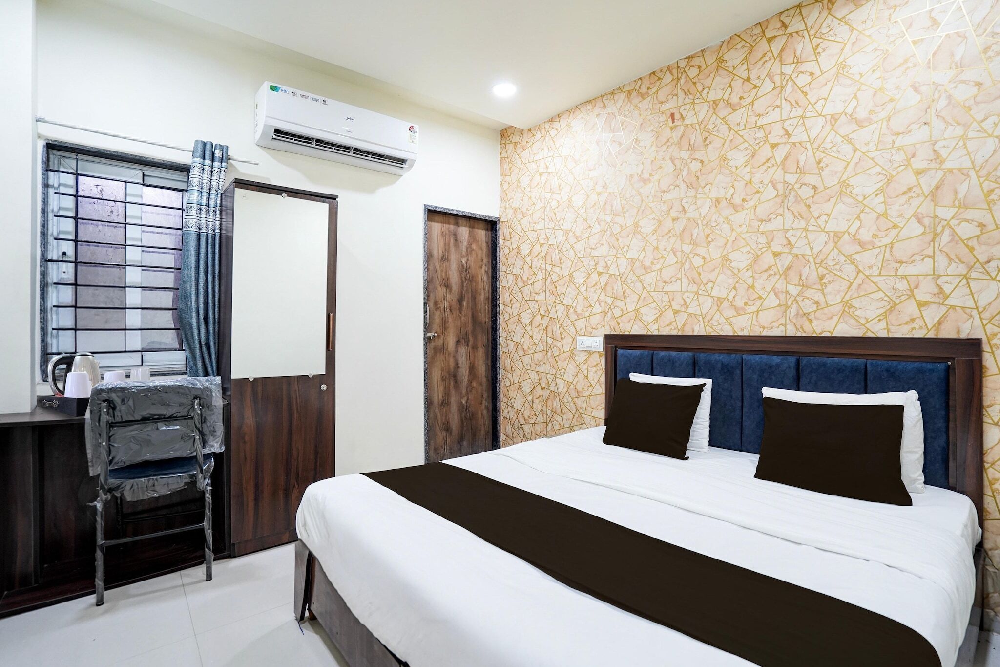 1 soveværelse, skrivebord, sengetøj