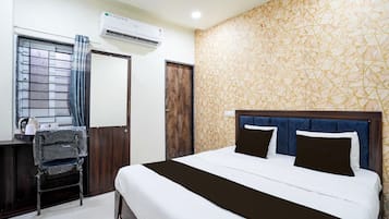 1 Schlafzimmer, Schreibtisch, Bettwäsche