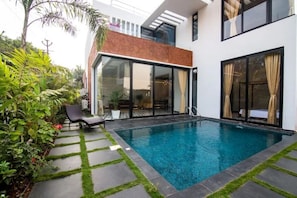 Villa, balkon | Zwembad | Een buitenzwembad