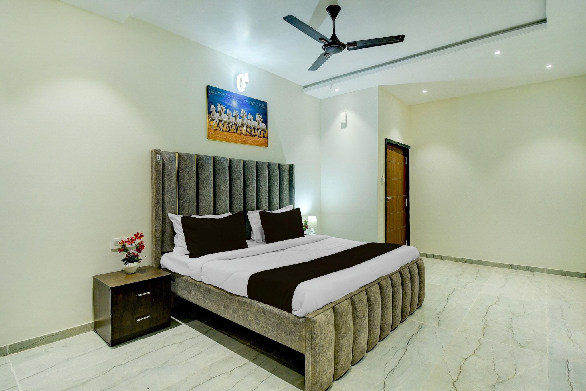 Escritorio y ropa de cama 