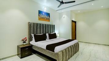 Escritorio y ropa de cama