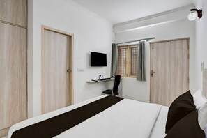 1 slaapkamer, een bureau, beddengoed