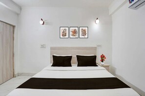 1 quarto, escrivaninha, roupa de cama