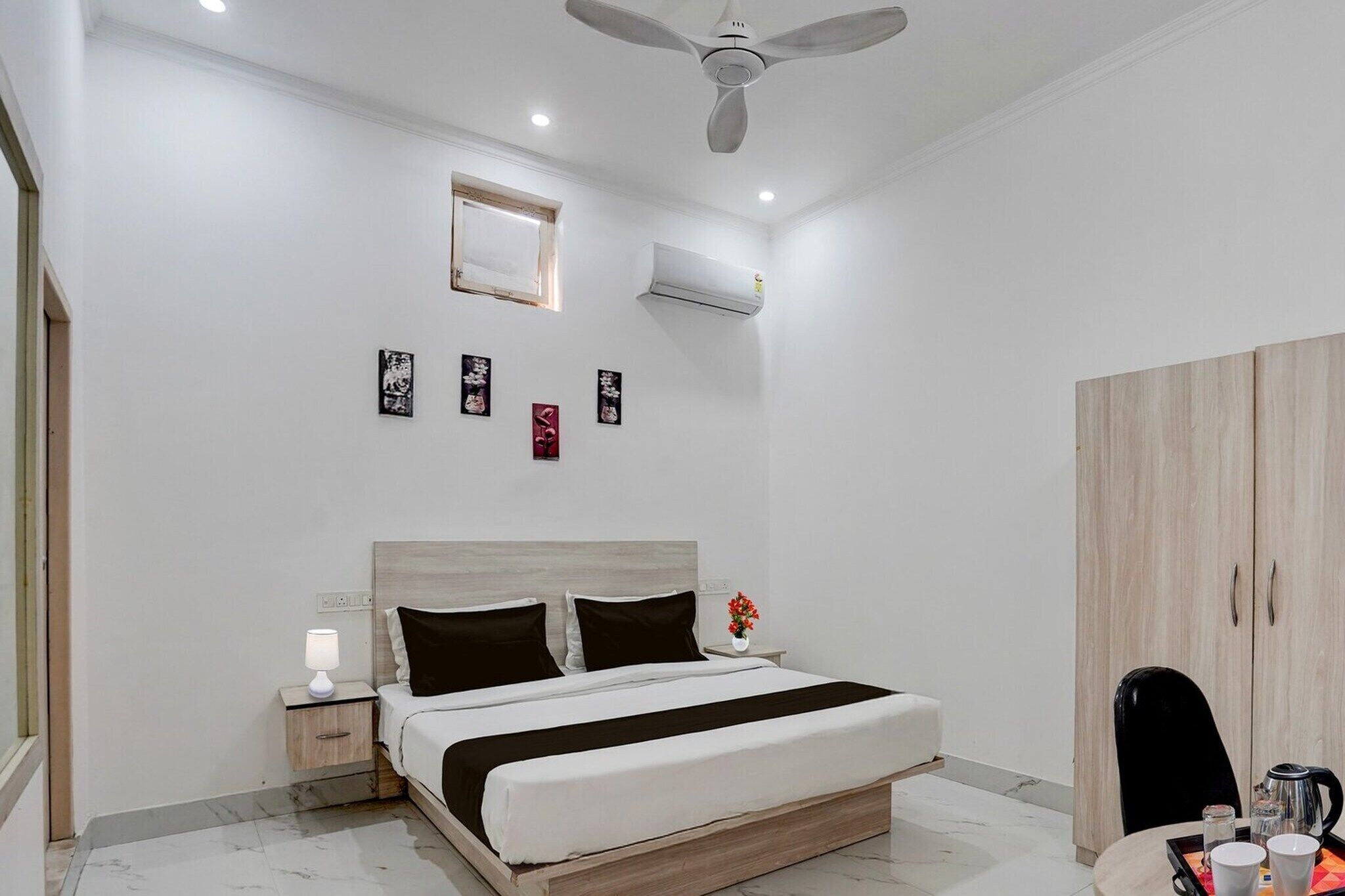 1 bedroom, desk, bed sheets