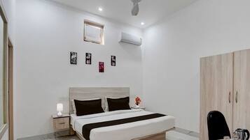 1 bedroom, desk, bed sheets