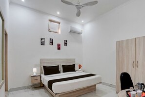 1 quarto, escrivaninha, roupa de cama