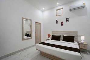 1 Schlafzimmer, Schreibtisch, Bettwäsche