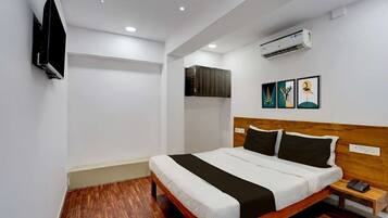 1 bedroom, desk, bed sheets