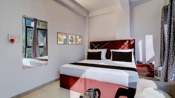 1 habitación, escritorio y ropa de cama