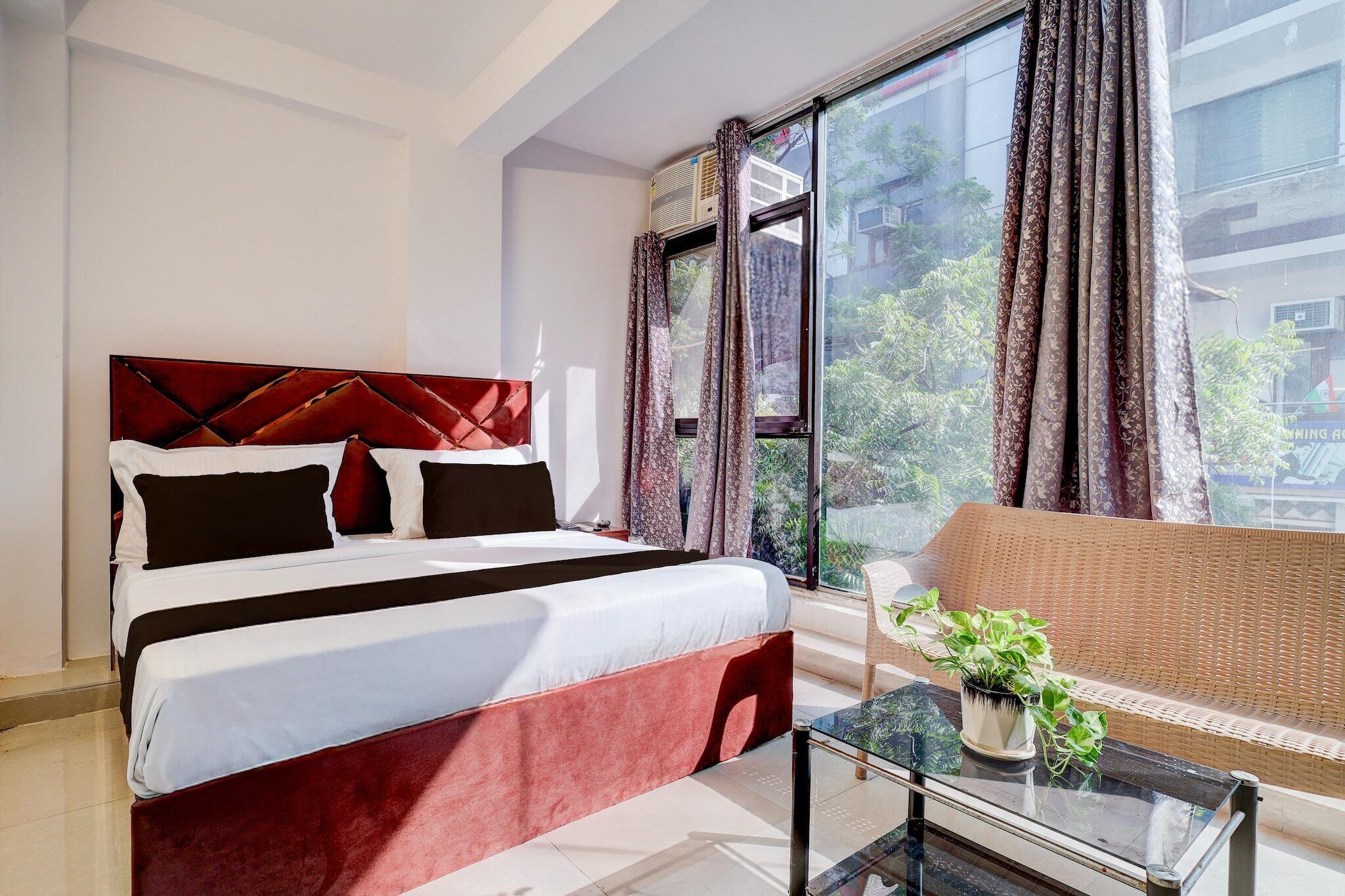 1 bedroom, desk, bed sheets