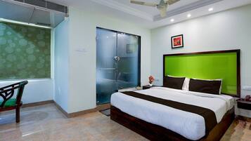 1 quarto, escrivaninha, roupa de cama