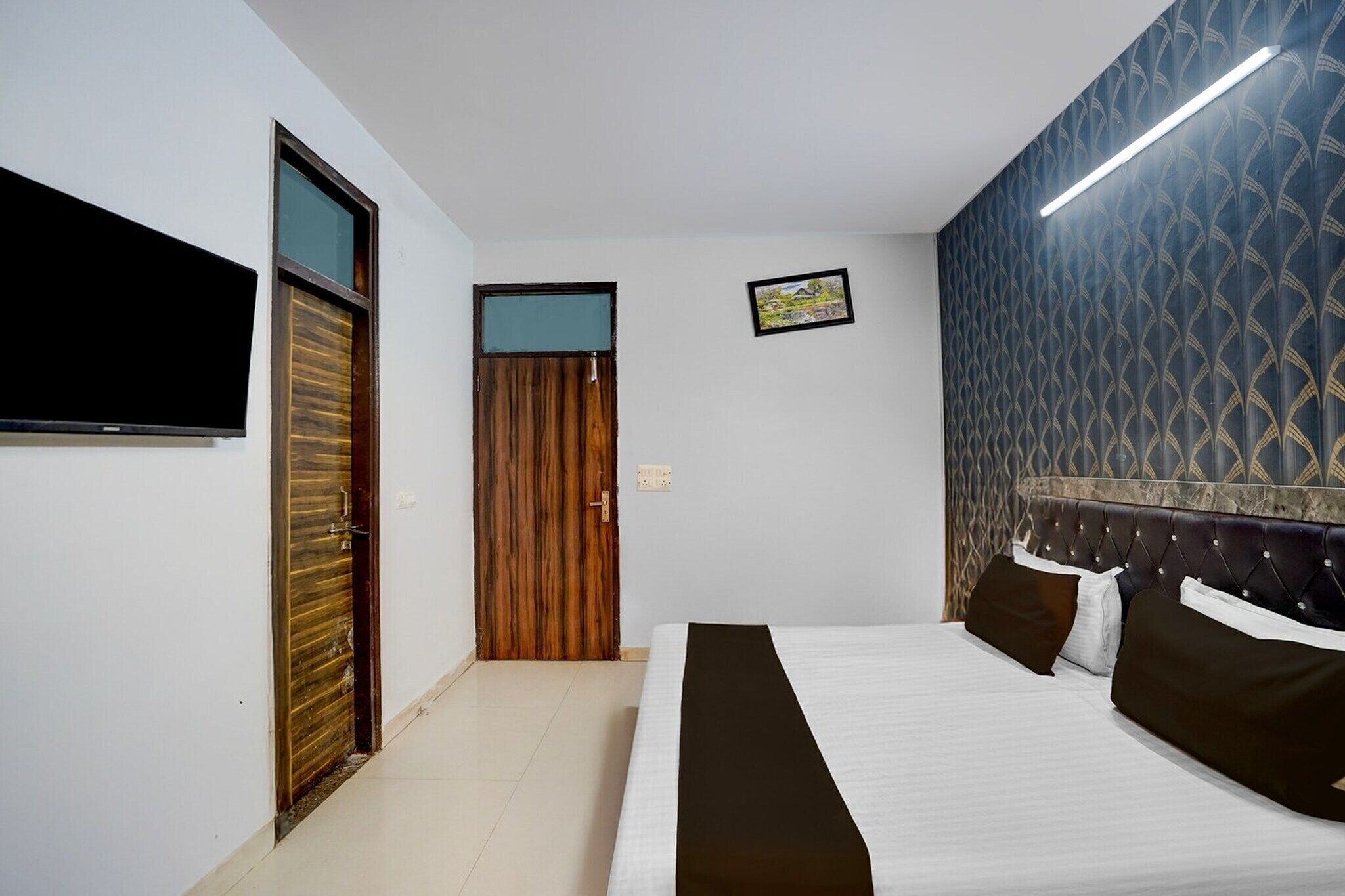 1 quarto, escrivaninha, roupa de cama