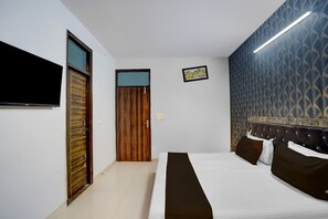 1 slaapkamer, een bureau, beddengoed