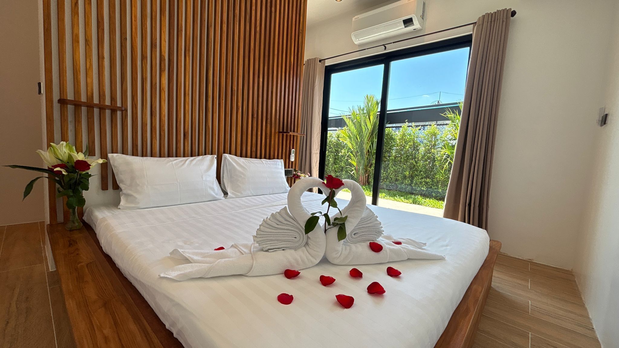 Tabla de planchar con plancha, wifi y ropa de cama 