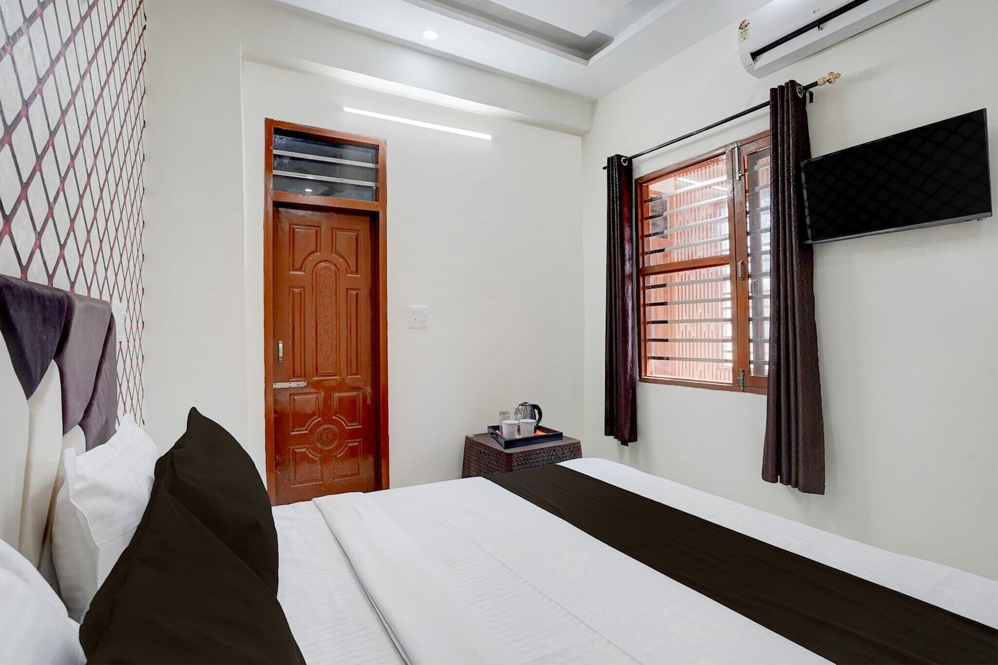 1 bedroom, desk, bed sheets