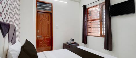 1 bedroom, desk, bed sheets