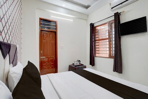 1 bedroom, desk, bed sheets