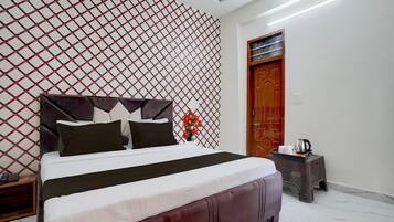 1 Schlafzimmer, Schreibtisch, Bettwäsche