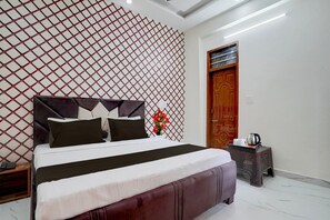 1 slaapkamer, een bureau, beddengoed