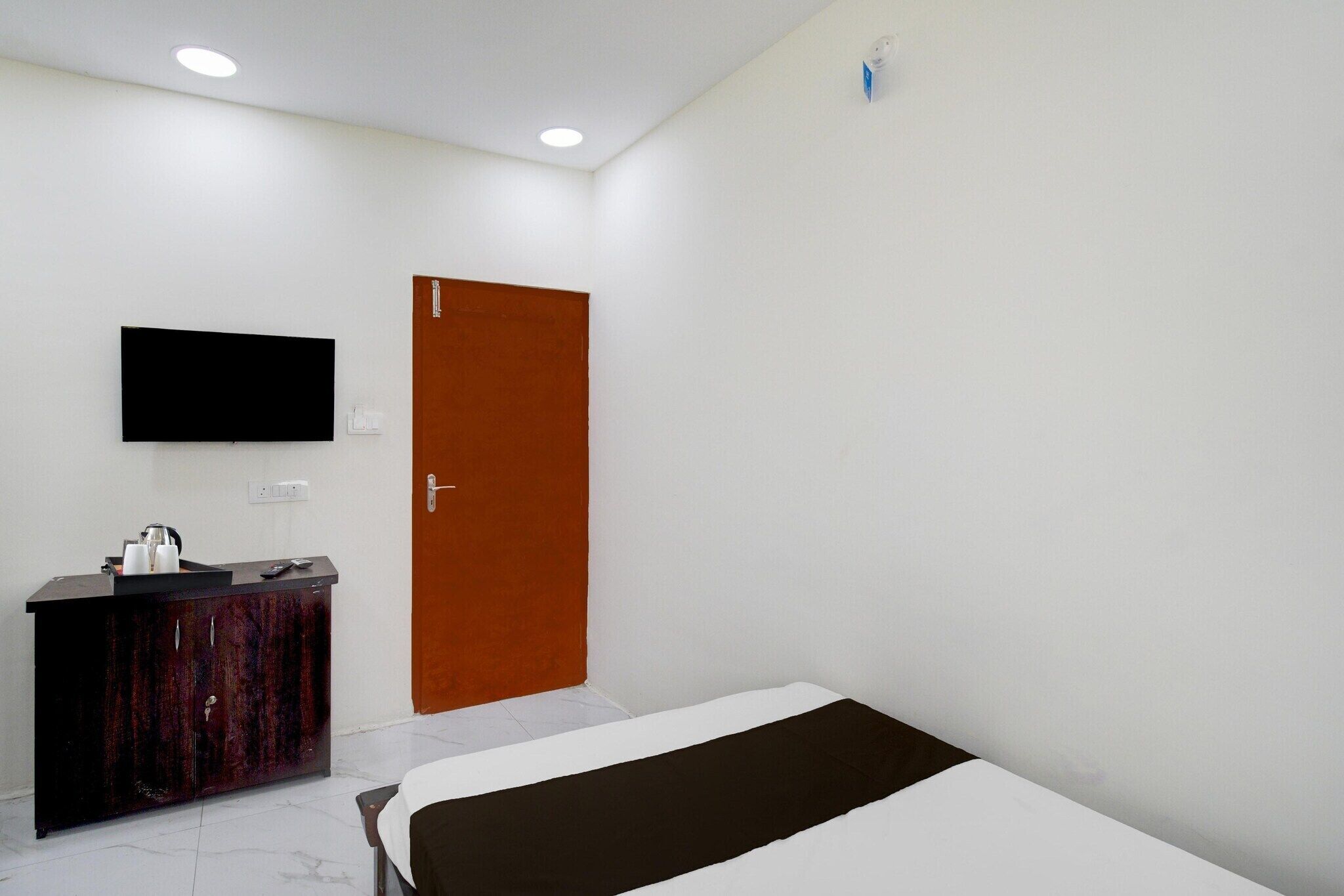 1 bedroom, desk, bed sheets