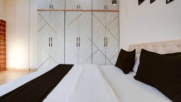 1 slaapkamer, een bureau, beddengoed