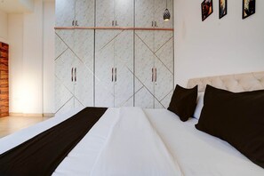 1 habitación, escritorio y ropa de cama 