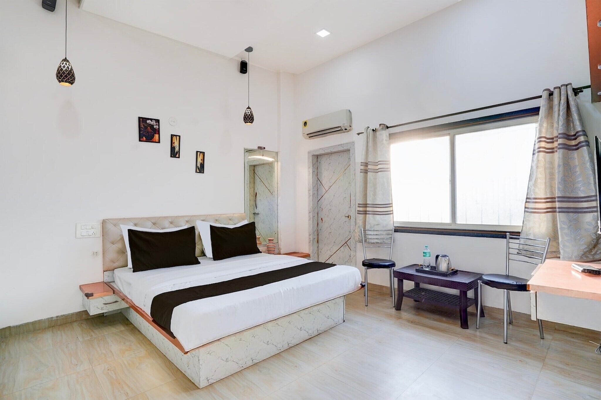 1 slaapkamer, een bureau, beddengoed