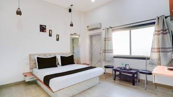 1 slaapkamer, een bureau, beddengoed