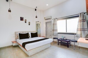 1 habitación, escritorio y ropa de cama 