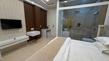 Deluxe Room | Desk, laptop workspace, free WiFi