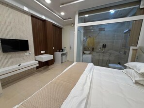 Escritorio, espacio para trabajar con laptop y wifi gratis 