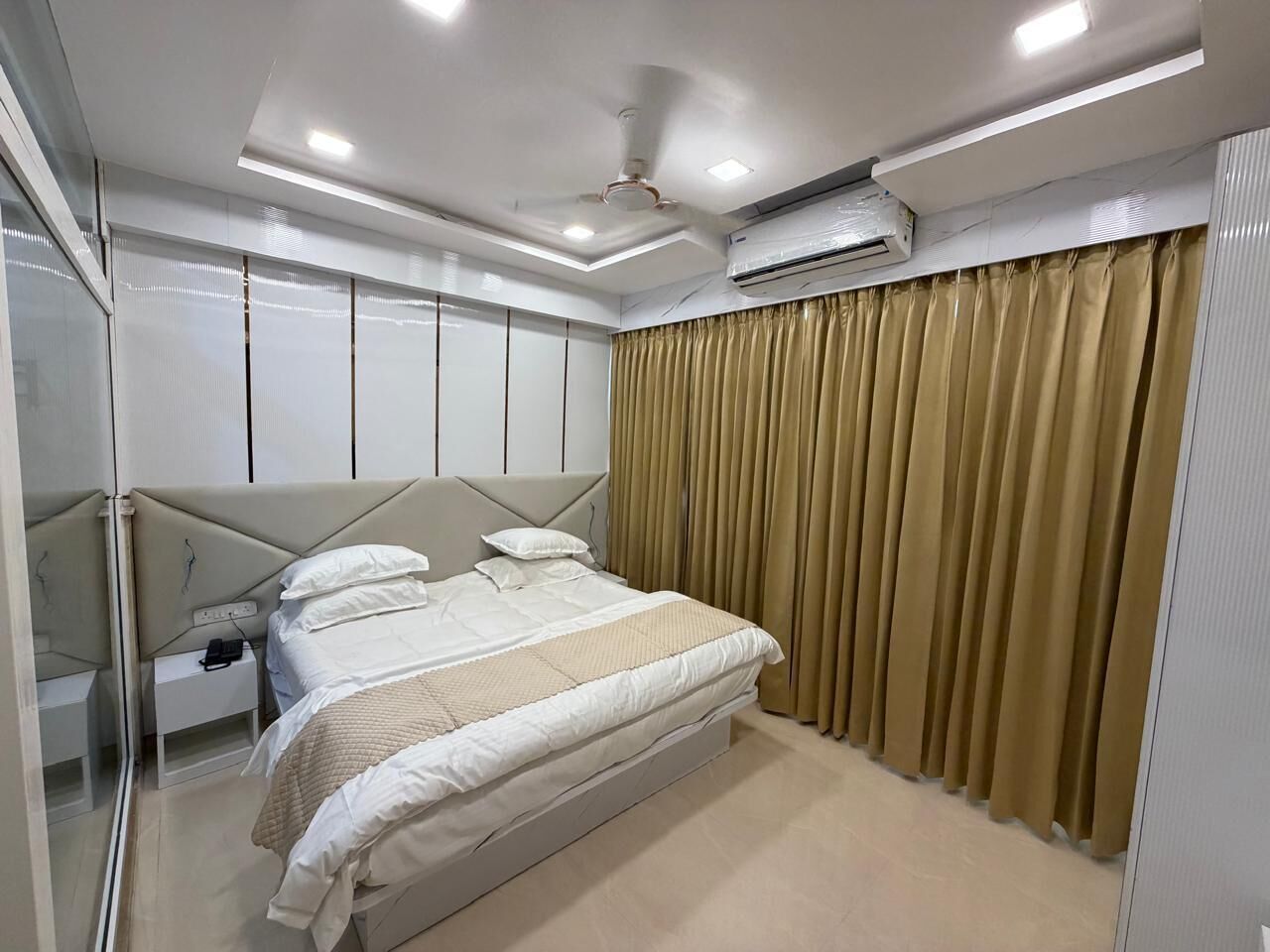 Ein modernes Schlafzimmer mit Bett, Nachttisch und Spiegel.