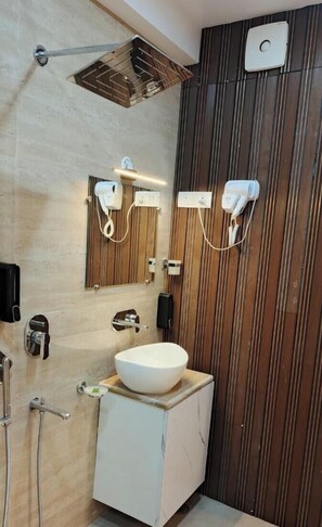 Executive Room | Bathroom | Rainfall showerhead, free toiletries, slippers, bidet - The Aura Hotel (Faizabad)