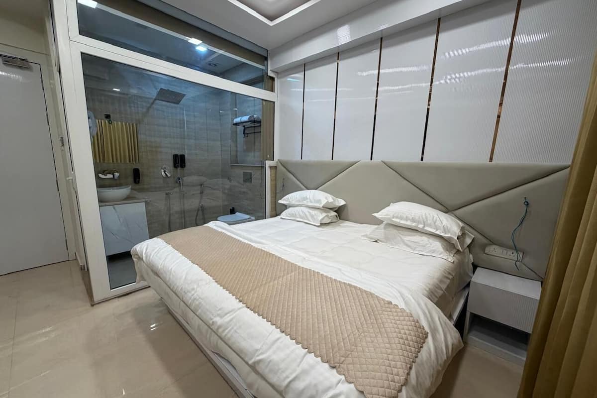 豪華客房 | 高級寢具、書桌、筆電工作空間、遮光布/窗簾