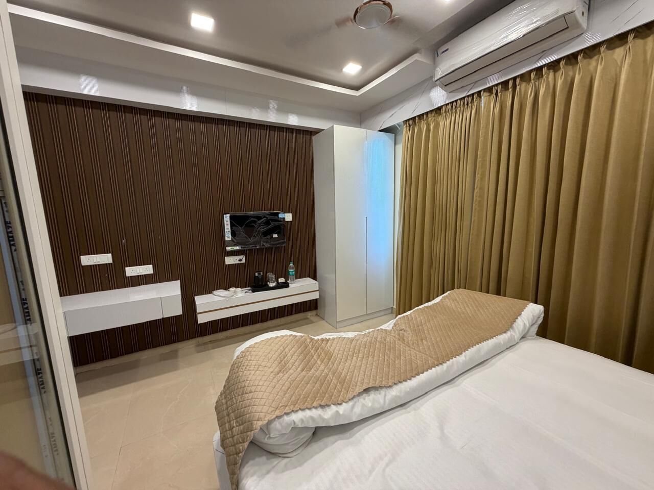 Deluxe Room | Premium bedding, desk, laptop workspace, blackout drapes