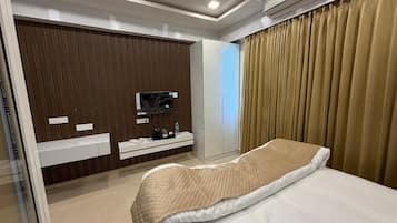 Deluxe Room | Premium bedding, desk, laptop workspace, blackout drapes