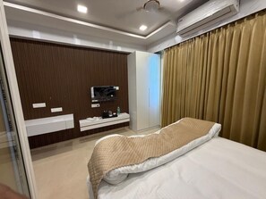 豪華客房 | 高級寢具、書桌、筆電工作空間、遮光布/窗簾