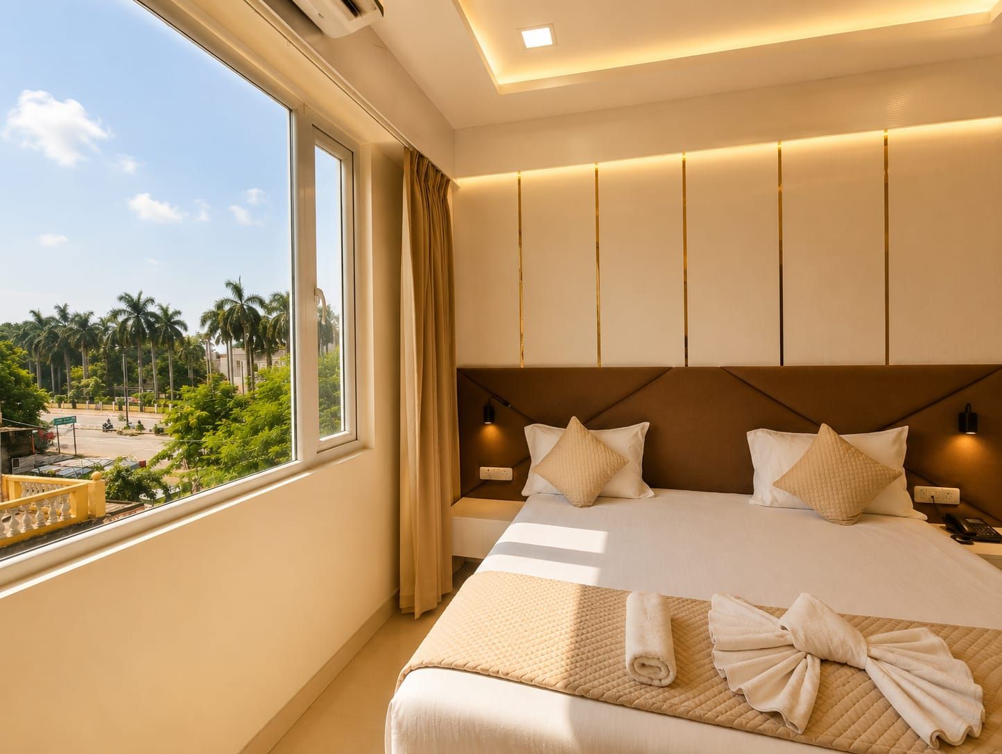 Une chambre d’hôtel avec un grand lit, une vue sur les palmiers et un balcon.