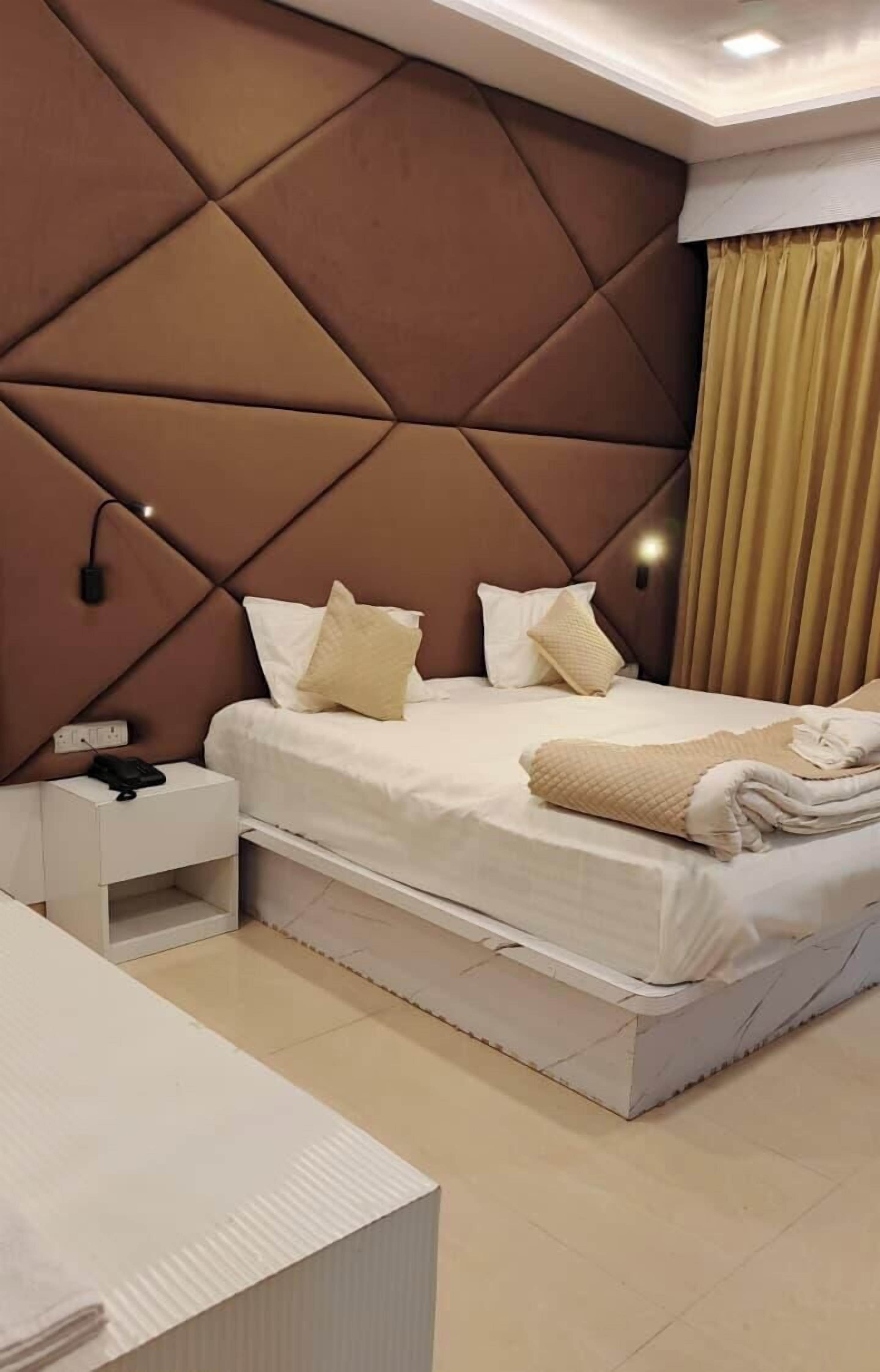 Escritorio, espacio para trabajar con laptop y wifi gratis 