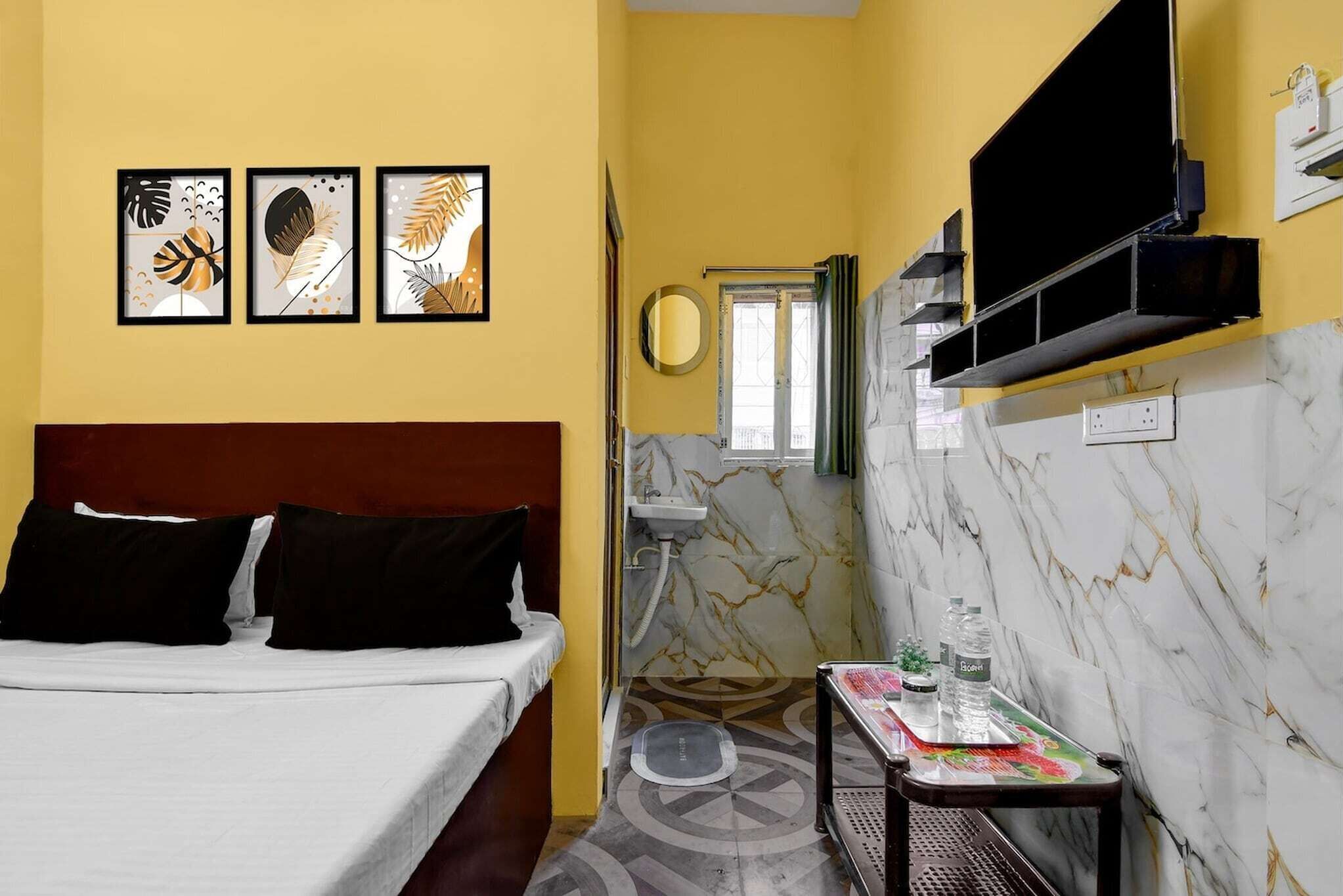 デスク、ベッドシーツ