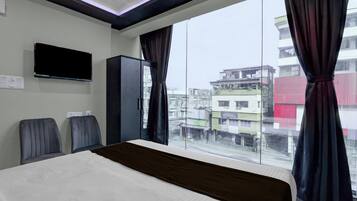 1 soveværelse, skrivebord, sengetøj