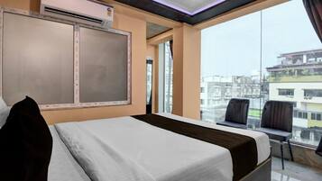 1 habitación, escritorio y ropa de cama