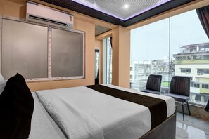 1 habitación, escritorio y ropa de cama 