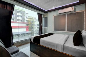 1 habitación, escritorio y ropa de cama 
