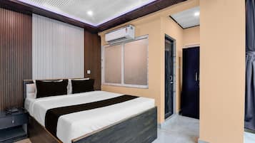 1 habitación, escritorio y ropa de cama