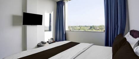 1 bedroom, desk, bed sheets