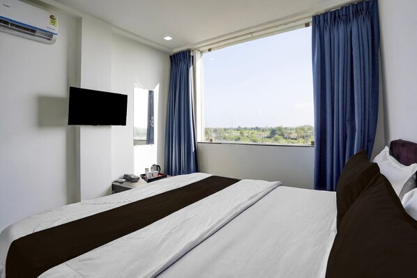 1 bedroom, desk, bed sheets