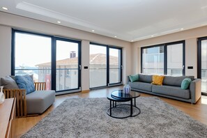 Unclassified image, 4 of 32, button - Bosphorus View with 1-Bedroom and 2 Double Beds - Elevator - Car Parking (İstanbul)